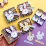 "Caixa transparente exibindo doces finos"