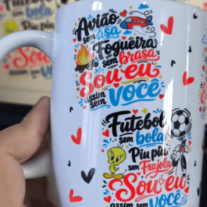 TEXTO ALTERNATIVO (ALT TEXT) Arte caneca avião sem asa dia dos namorados personalizada para imprimir.