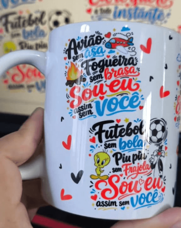 Arte Caneca Avião Sem Asa Dia dos Namorados Personalizada TEXTO ALTERNATIVO (ALT TEXT) Arte caneca avião sem asa dia dos namorados personalizada para imprimir.