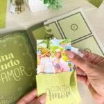 Arquivo Digital Álbum Amor em Figurinhas Personalizado para imprimir e presentear em datas especiais.