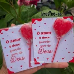 Arquivo corte Cartão O Amor é Doce Quando Vem de Deus personalizado para imprimir e montar lembrancinhas cristãs para Dia dos Namorados.
