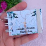 Arquivo de corte chaveiro Minha Primeira Comunhão Mini Bíblia personalizado para Silhouette, pronto para imprimir e produzir lembrancinhas religiosas.