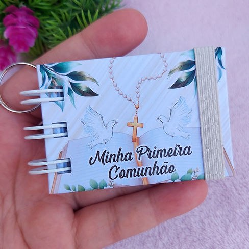 Arquivo de corte chaveiro Minha Primeira Comunhão Mini Bíblia personalizado para Silhouette, pronto para imprimir e produzir lembrancinhas religiosas.