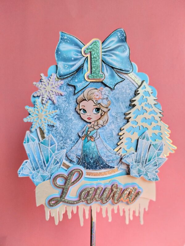Topo de Bolo Frozen para Imprimir – Arquivo Digital Topo de bolo Frozen para imprimir com personagem, flocos de neve, nome e idade